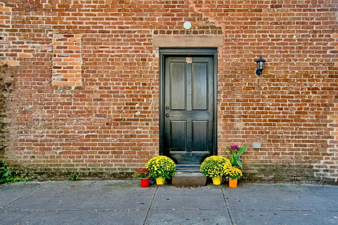 Comfy Carriage House Steps From The River Savannah Exteriör bild